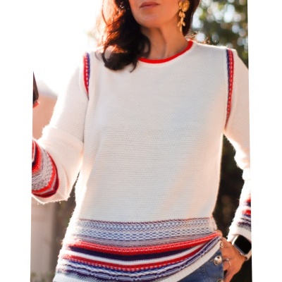 Camisola de malha branca com riscas coloridas e gola vermelha