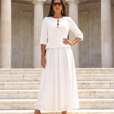 mulher com vestido branco longo em escadaria de mármore