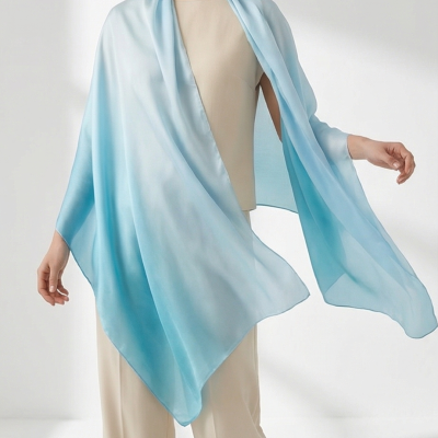 Lenço azul claro leve e transparente usado por pessoa com roupa bege