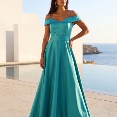 Mulher junto à piscina usa vestido azul-turquesa longo com alças finas e decote ombro a ombro