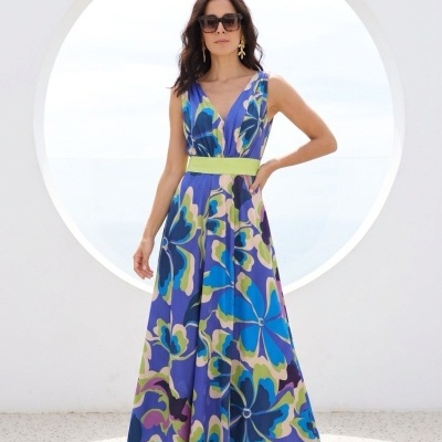 Vestido longo florido azul, verde e lilás com cinto verde e decote em V