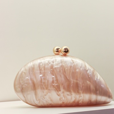 Bolsa de mão oval marmoreada bege com fecho dourado