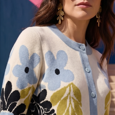 Cardigã floral azul claro preto verde-oliva bege com botões azuis em mulher com brincos dourados e óculos de sol