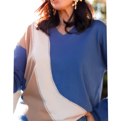 Camisola de malha azul, bege e branca com padrão geométrico