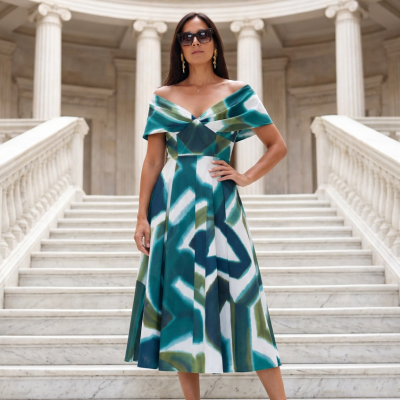 Vestido midi azul, verde e branco ombro a ombro num cenário com escadaria de mármore e colunas clássicas.