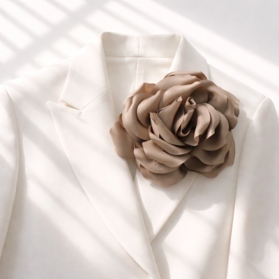 Blazer branco com flor bege em tecido no peito