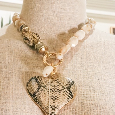 Colar de contas bege com pingente coração padrão pele cobra