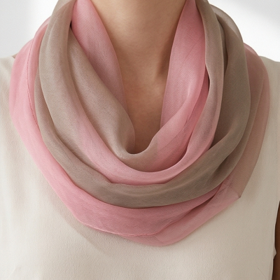 Lenço rosa e bege em tecido leve usado ao pescoço