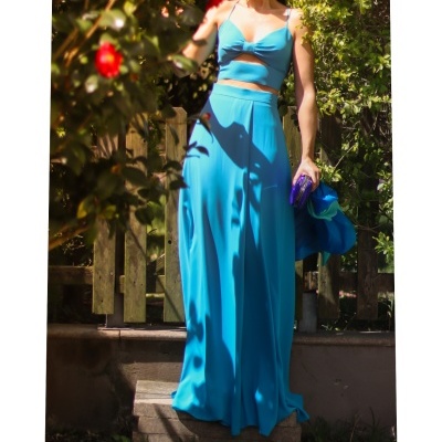 Mulher com conjunto azul claro e acessórios ao ar livre