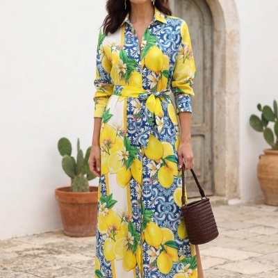 Vestido longo com padrão de limões amarelos, flores brancas e folhas verdes