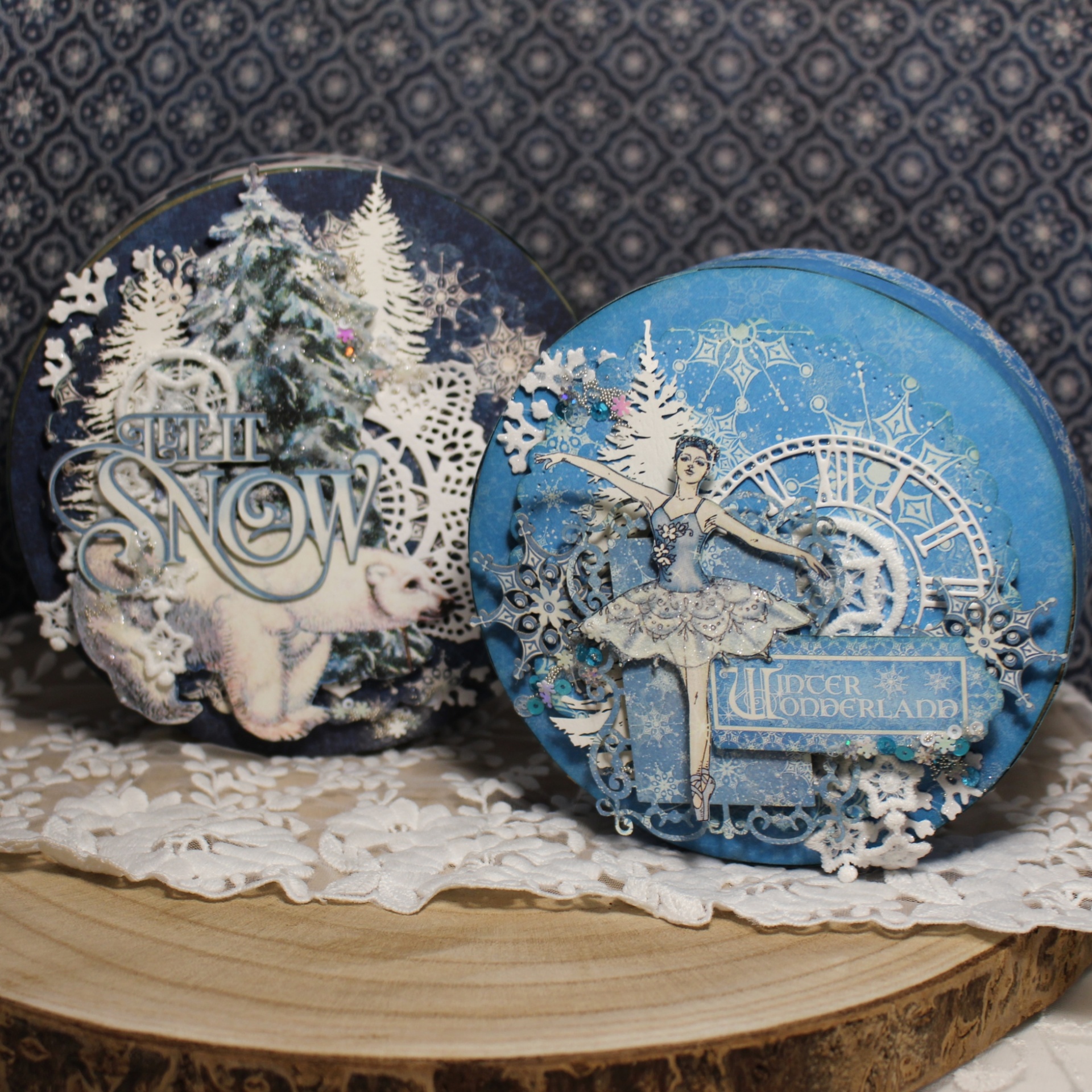 Caixas decorativas redondas azuis com temas de inverno e Natal, incluindo bailarina e urso polar