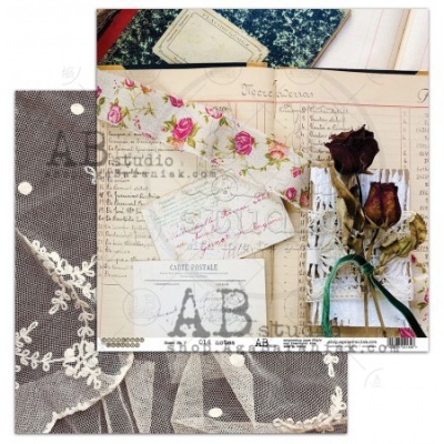 Folhas de papel decorativo com flores, renda e rosas secas sobre fundo claro.