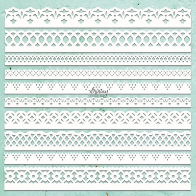 Faixas decorativas em madeira branca com padrões recortados decorativos sobre fundo azul claro