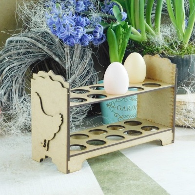 Suporte de madeira para ovos com duas camadas e decoração de cortes laterais