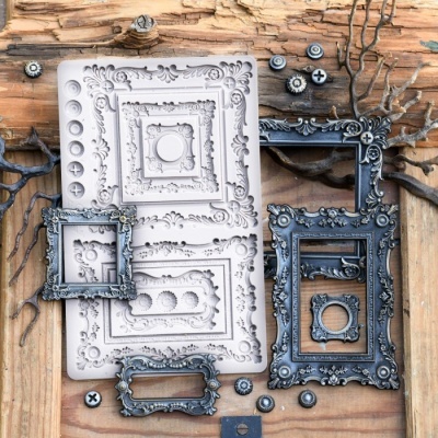 Conjunto de molduras decorativas brancas e azuis sobre fundo de madeira com galhos