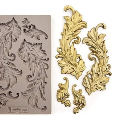 Molde de silicone cinzento com peças decorativas douradas em forma de folhas ornamentais