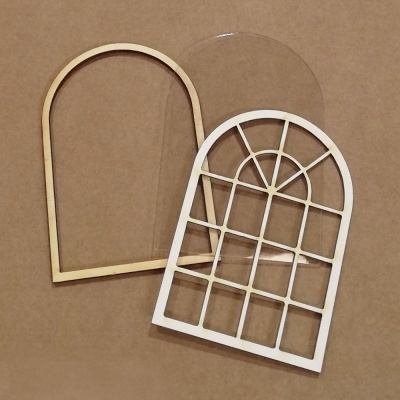 Três molduras em forma de janela arqueada sobre fundo castanho