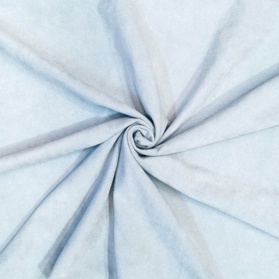 tecido azul claro enrolado em espiral