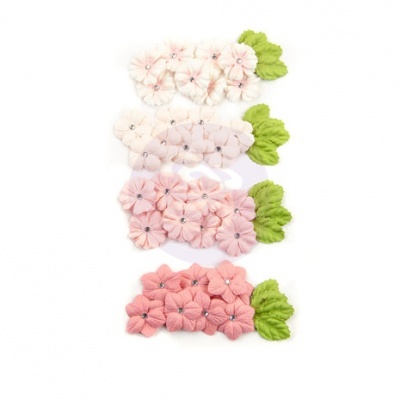 Presilhas florais em tecido com folhas verdes em fundo branco