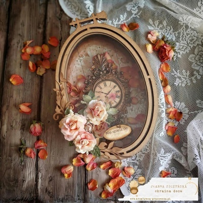 Relógio decorativo oval em madeira com flores cor-de-rosa e fundo rústico