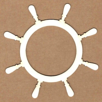 Volante de leme de barco branco com oito alças arredondadas sobre fundo castanho