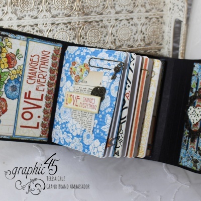 Cadernos decorativos com padrões florais e texto 'LOVE CHANGES EVERYTHING'