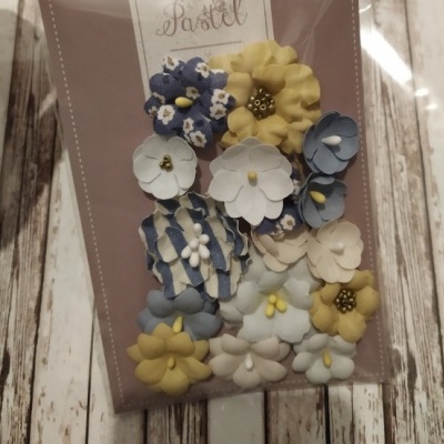 Flores decorativas em cores pastel numa embalagem transparente