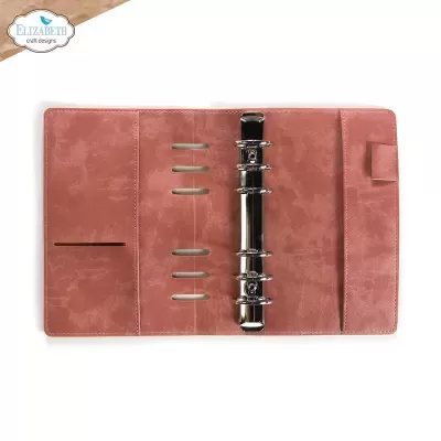 Pasta de argolas em cor rosa aberta sobre fundo branco