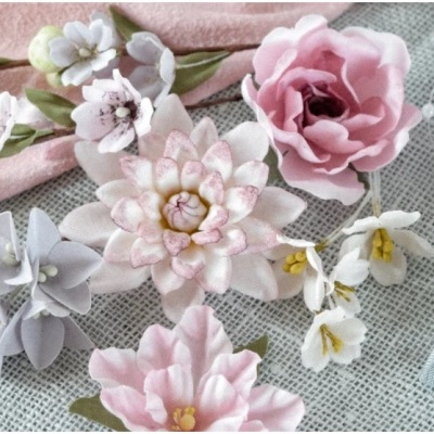 Flores artificiais de tecido em rosa, branco e cinzento com pérolas e renda