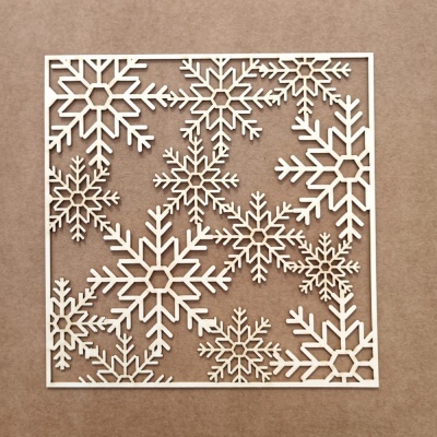Decoração quadrada em madeira com flocos de neve recortados