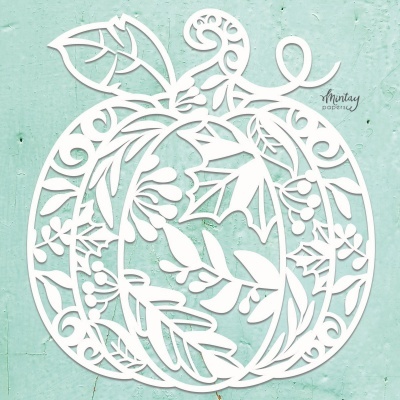 Recorte branco de abóbora com folhas e bagas sobre parede azul claro