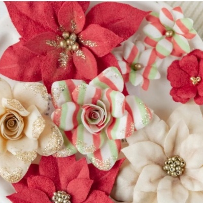 Flores decorativas de tecido vermelho, creme e riscas em prato branco