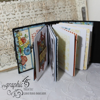 Álbum de scrapbooking colorido aberto sobre superfície branca com fundo decorativo