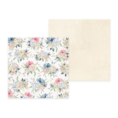 Papel decorativo floral colorido e papel bege liso lado a lado