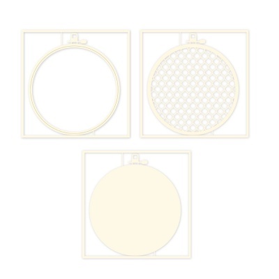 Três aros de bordado de madeira clara, um simples, um com padrão em rede e outro com tecido creme