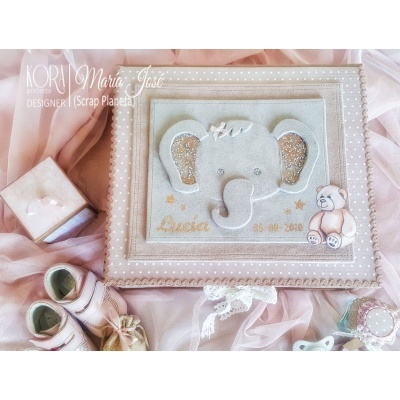 caixa decorativa com elefante de tecido e acessórios para bebé em tons rosa e bege