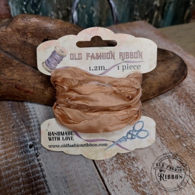 Fita de tecido castanha clara e cartão decorativo com texto e ilustrações