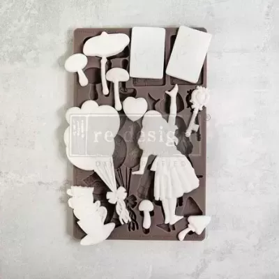 Forma silicone castanha com figuras gesso brancas variadas em fundo cinza claro
