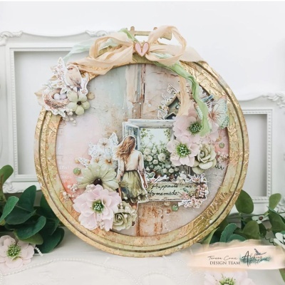 Placa decorativa redonda com flores e figura feminina