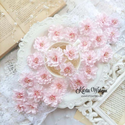 Renda branca com flores rosa e pérolas decorativas