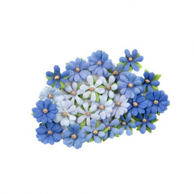 Flores artificiais azuis e brancas de tecido com botões dourados no centro