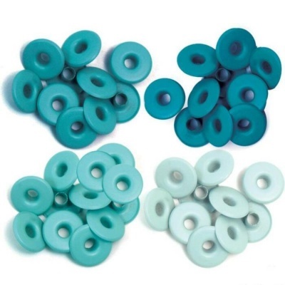 Botões redondos azuis e verdes com orifício central organizados em quatro grupos