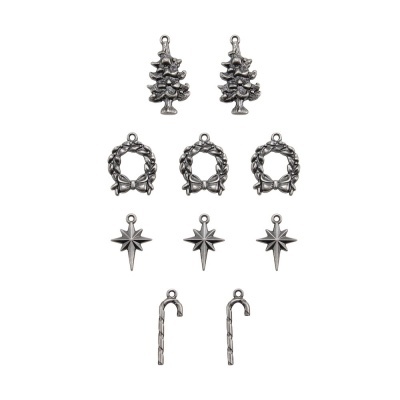 Pingentes metálicos natalícios prateados com designs de árvore de Natal, coroas, estrelas e bengalas.