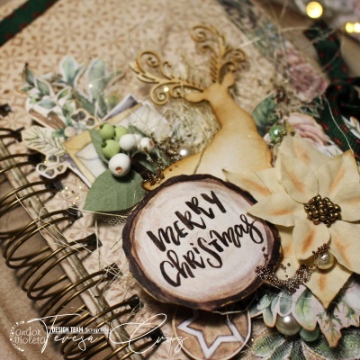 Capa decorativa de caderno natalício com mensagem Merry Christmas em círculo de madeira e decoração de rena e flores