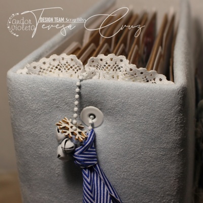 Organizador de documentos cinza com decoração em fita azul e sinos prateados