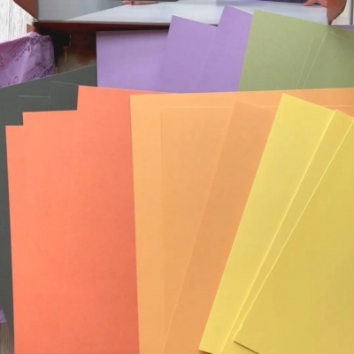 Folhas de papel colorido em diversos tons dispostas em leque