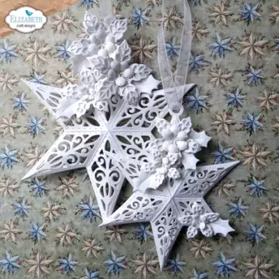 Enfeites de Natal em forma de estrelas brancas com detalhes florais e fitas de suspensão