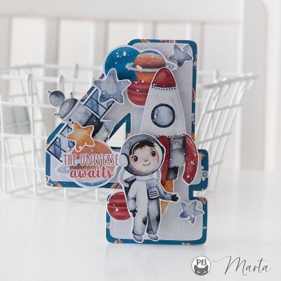 Número 4 decorativo com temas do espaço em papel/cartão