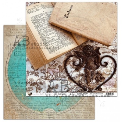 Dois livros antigos e ornamento de ferro fundido em fundo decorativo com impressão de animais