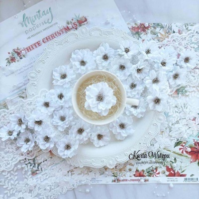 Acessórios de tecido branco com flores rendadas e chávena sobre prato decorativo